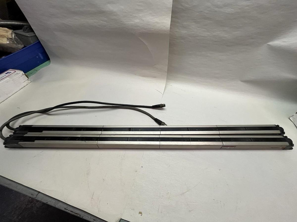 Used Keyence,PJ-V41T AND PJ-V41R,LIGHT CURTAIN 28" Detection Area