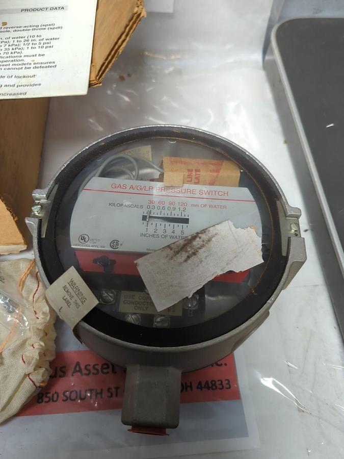 HONEYWELL,C437F 1078,GAS/AIR PRESSURE SWITCH 1/2 TO 5-1/2 WATER RAIN PROOF ENCL