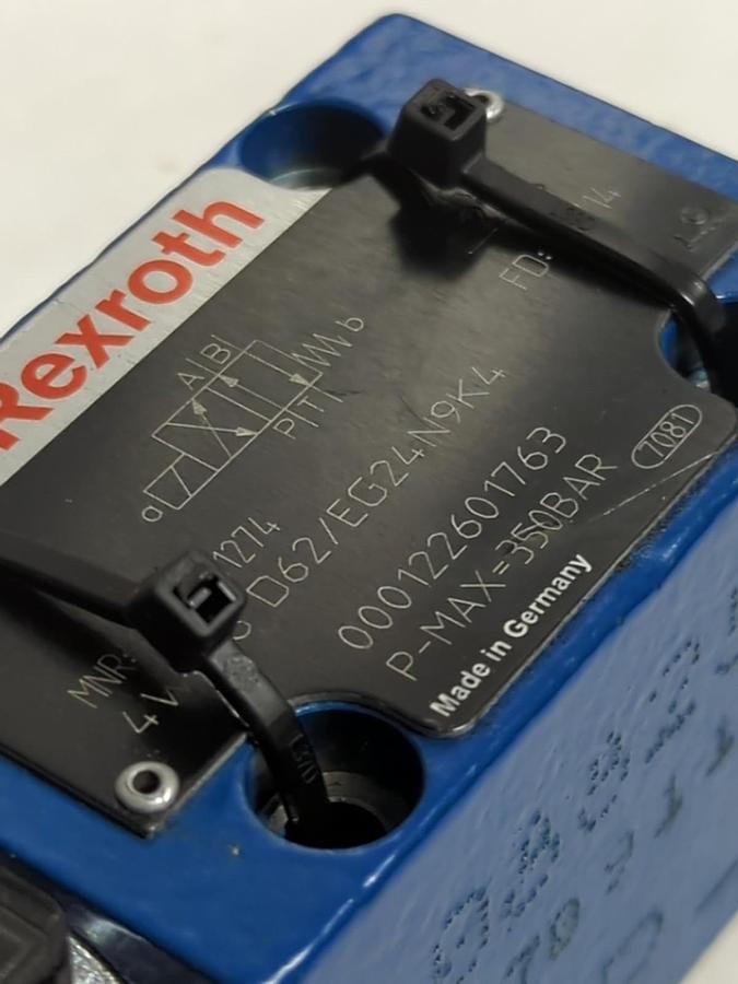 REXROTH,R900561274,DIRECTIONAL CONTROL VALVE 4WE 6 D62/EG24N9K4 NOS