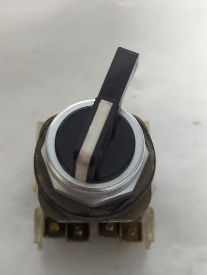 Used ALLEN BRADLEY,800T-N2KF4,SELECTOR SWITCH SERIES T PRE-OWNED