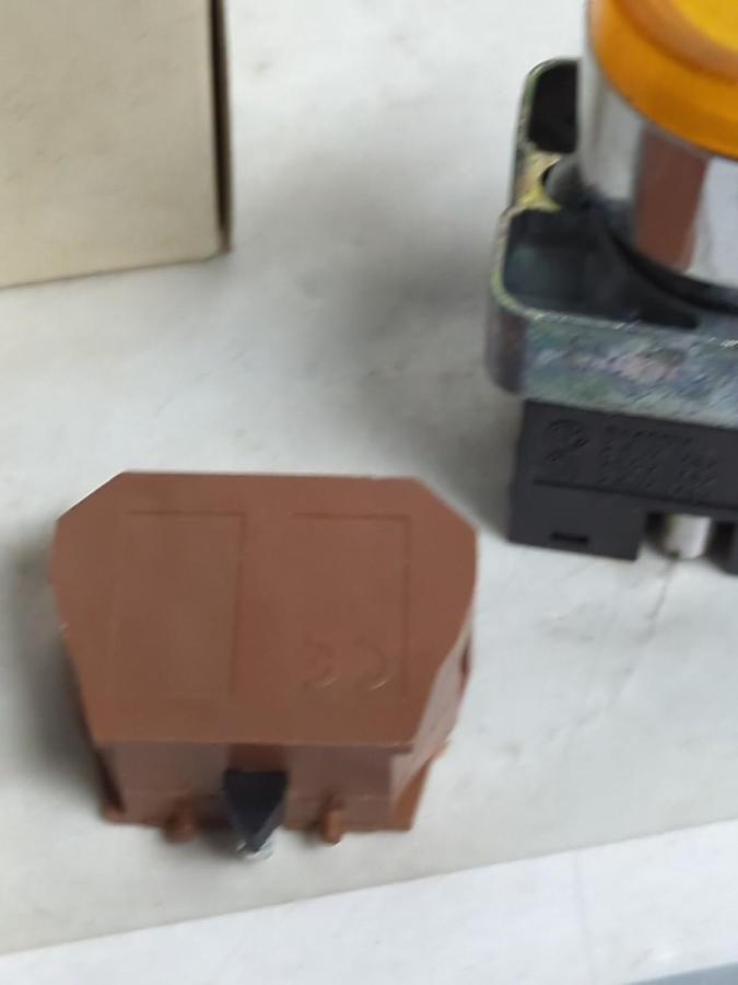 AUTOMATION DIRECT,GCX1193-24,AMBER PUSHBUTTON SWITCH NOS