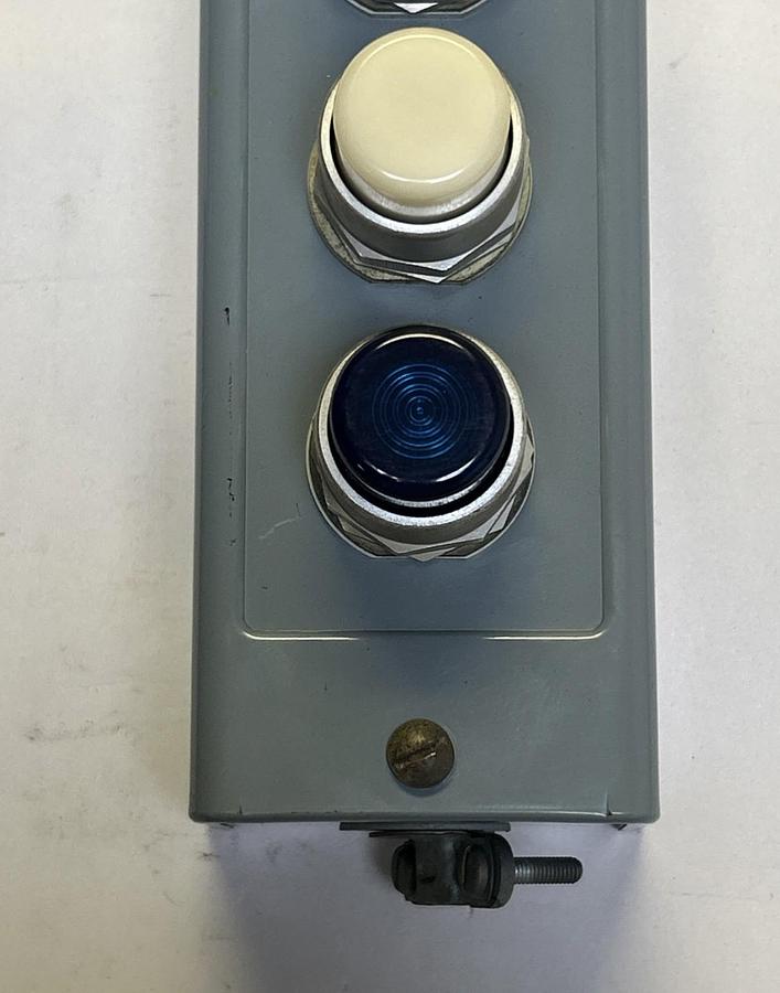 Used ALLEN BRADLEY,800H-4HZ,FOUR STATION PUSH BUTTON ENCLOSURE