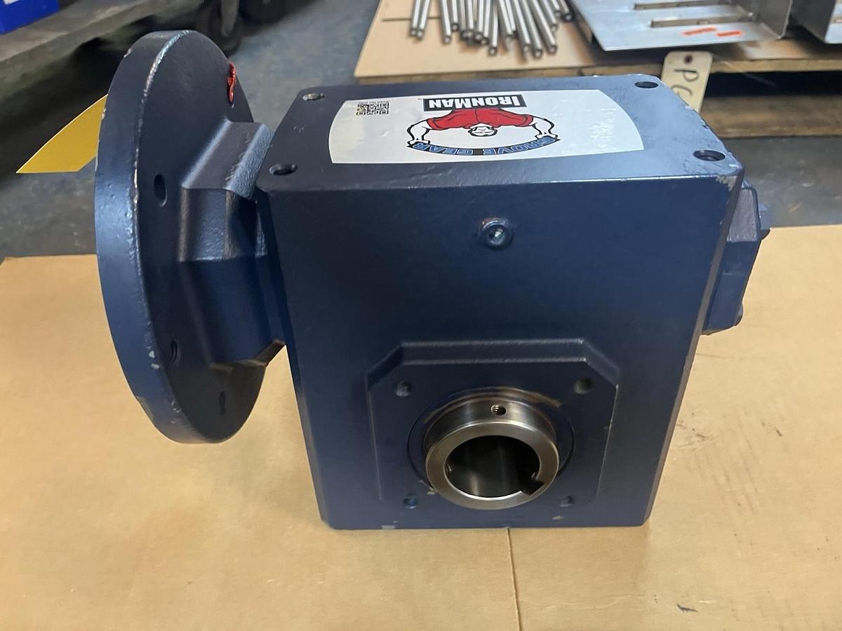 GROVE GEAR,GR-HMQ-832-40-H1-180,IRON MAN GEAR REDUCER 40:1 2.926HP 1750RPM
