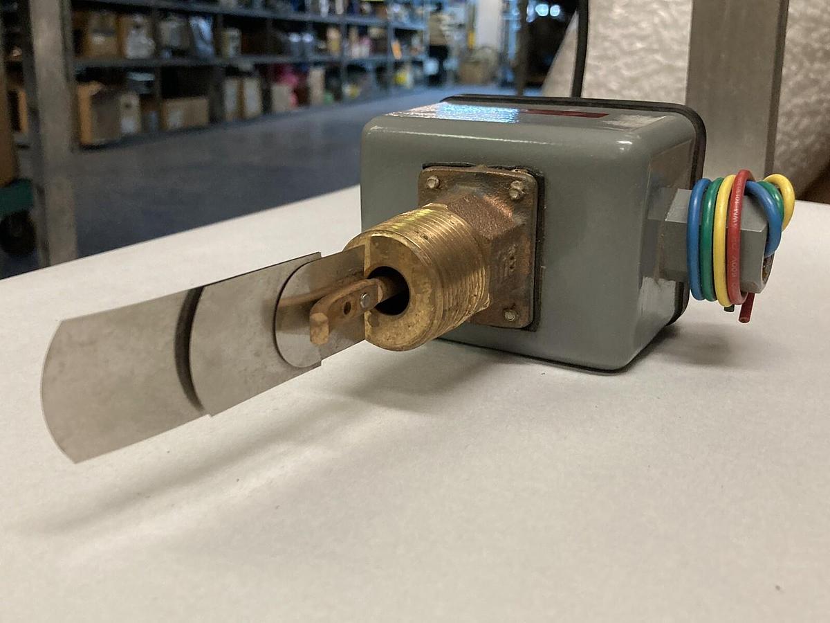 Used Johnson Controls,F16MG-1C,Circuit Flow Switch