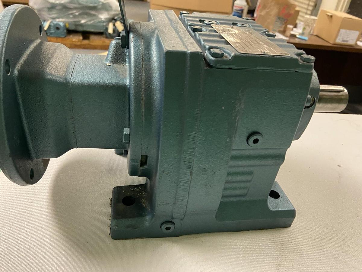 Sew Eurodrive,R57AM143,Gear Reducer Ratio 147.92 Torque 3980Lb-in