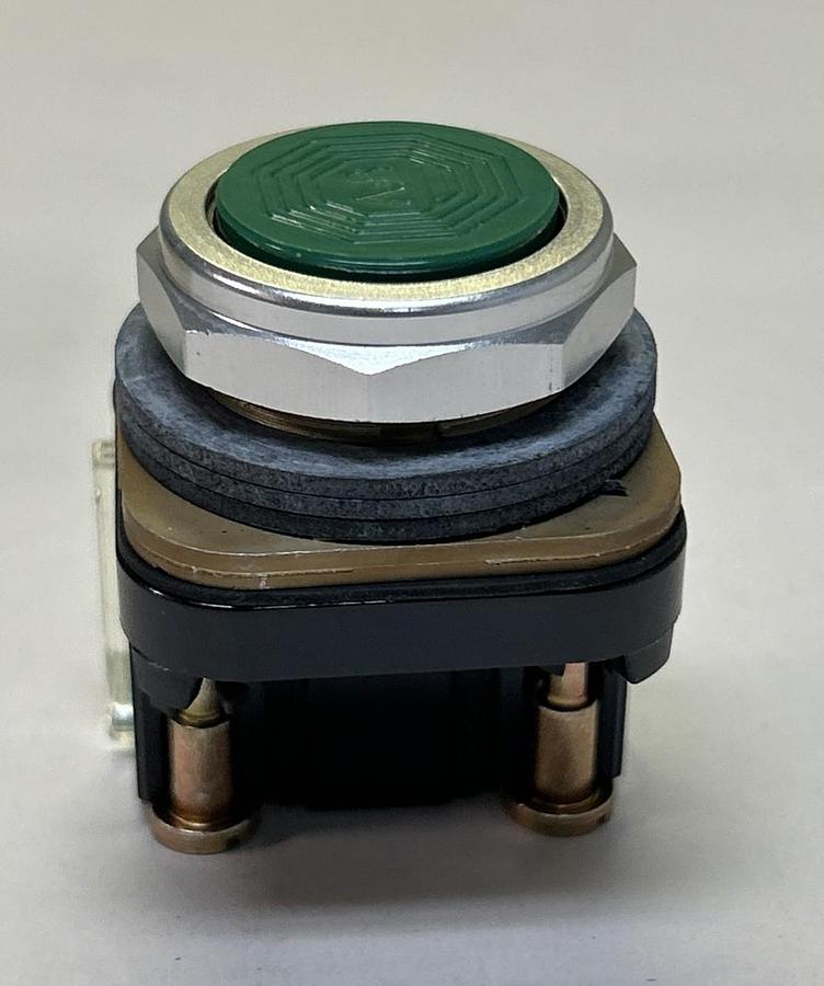 ALLEN BRADLEY,800T-A1D1,GREEN FLUSH HEAD PUSH BUTTON NOS