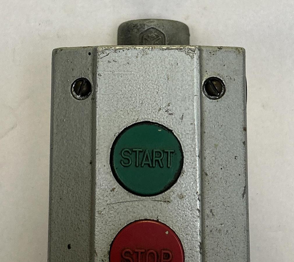 Used ALLEN BRADLEY,800,START / STOP PUSHBUTTON ENCLOSURE