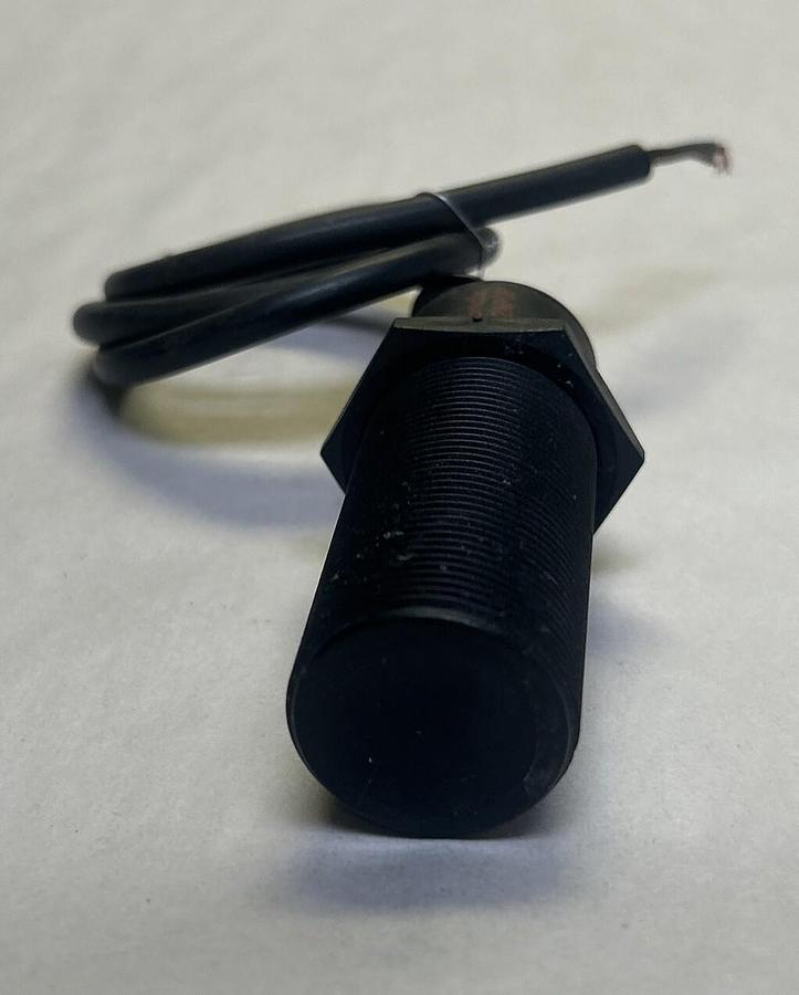 Used ELECTROMATIC,E03002NP0P,PROXIMITY SENSOR