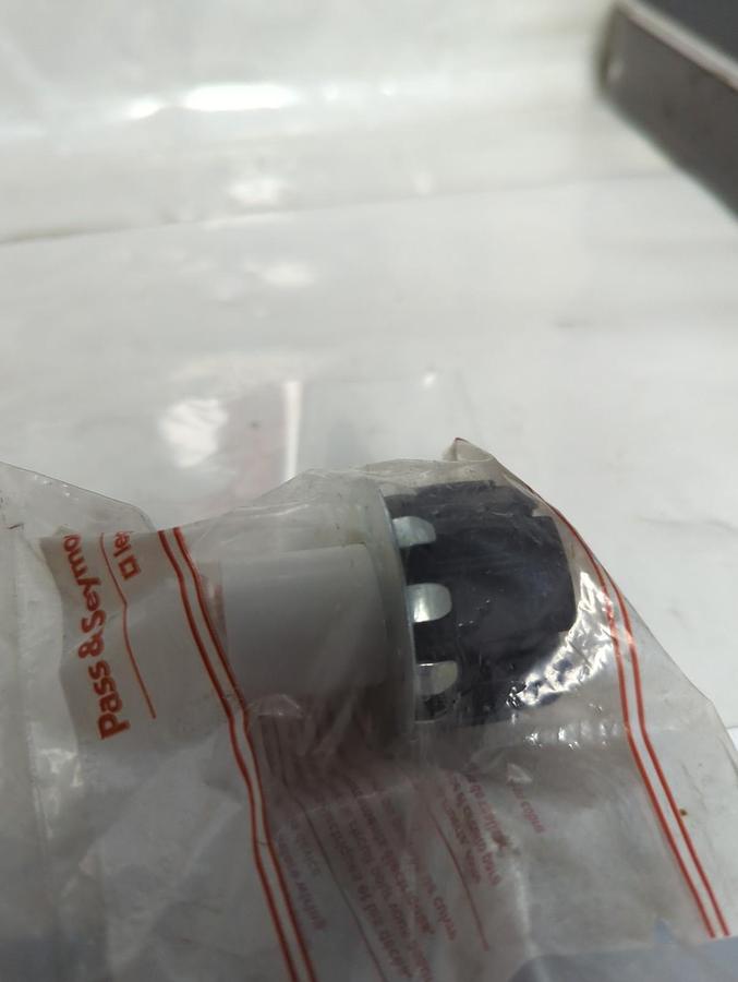 PASS & SEYMOUR,ALF77502,LEGRAND RECEPTACLE/LAMP HOLDER LOT OF 2 NOS