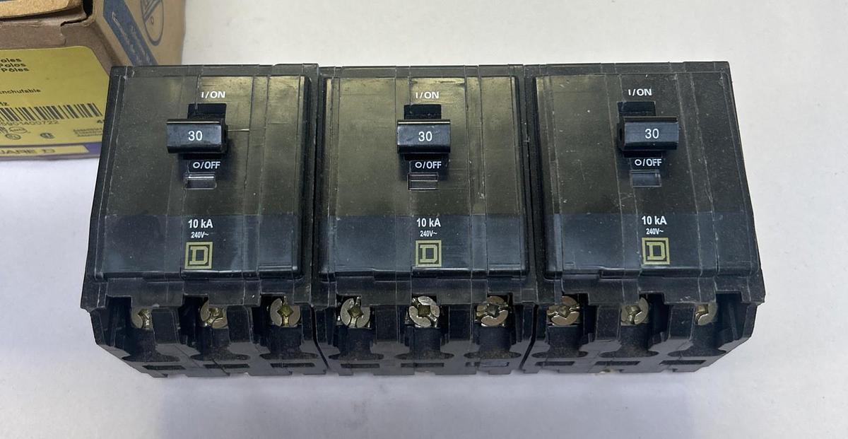 SQUARE D,QO330,CIRCUIT BREAKER 30A 240V 3P LOT OF 3 NOS