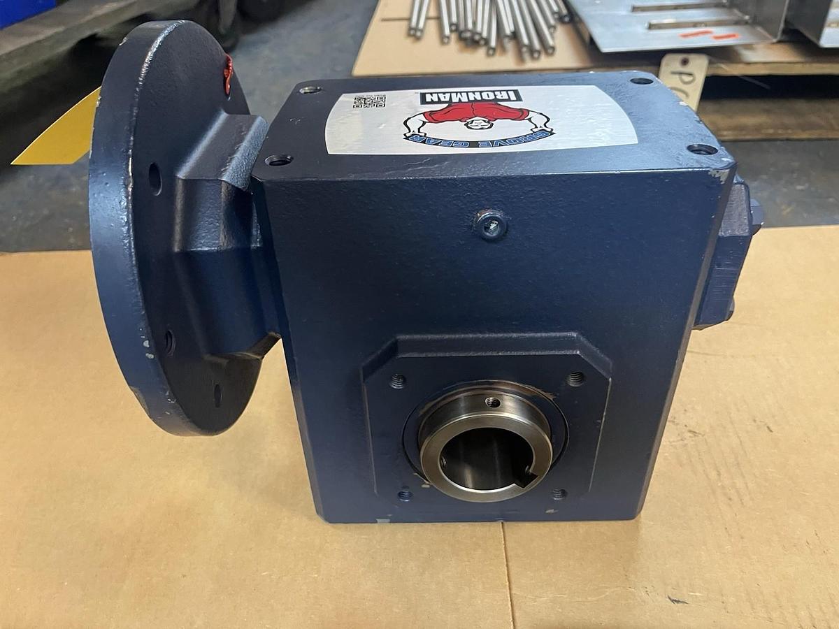 GROVE GEAR,GR-HMQ-832-40-H1-180,IRON MAN GEAR REDUCER 40:1 2.926HP 1750RPM