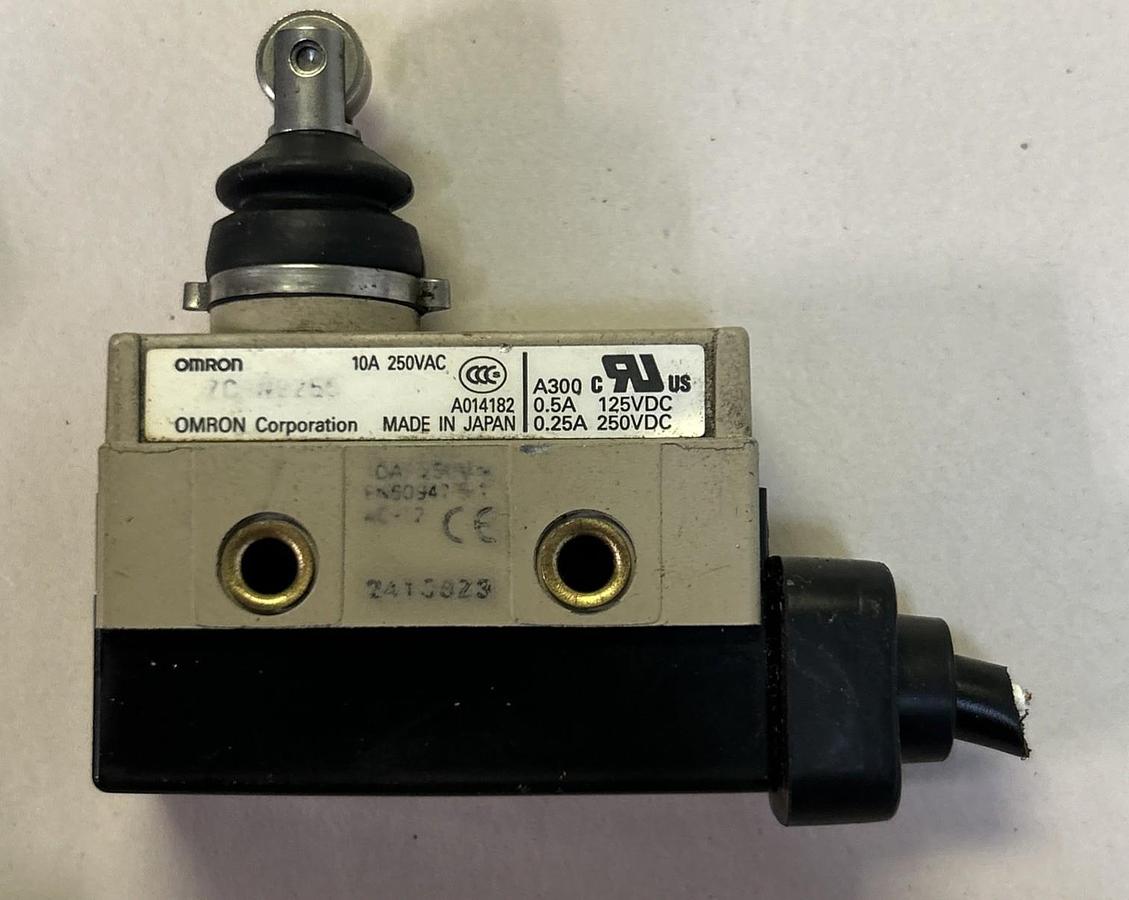Used OMRON,ZC-N2255,ROLLER LIMIT SWITCH 250VAC 10AMP LOT OF 15