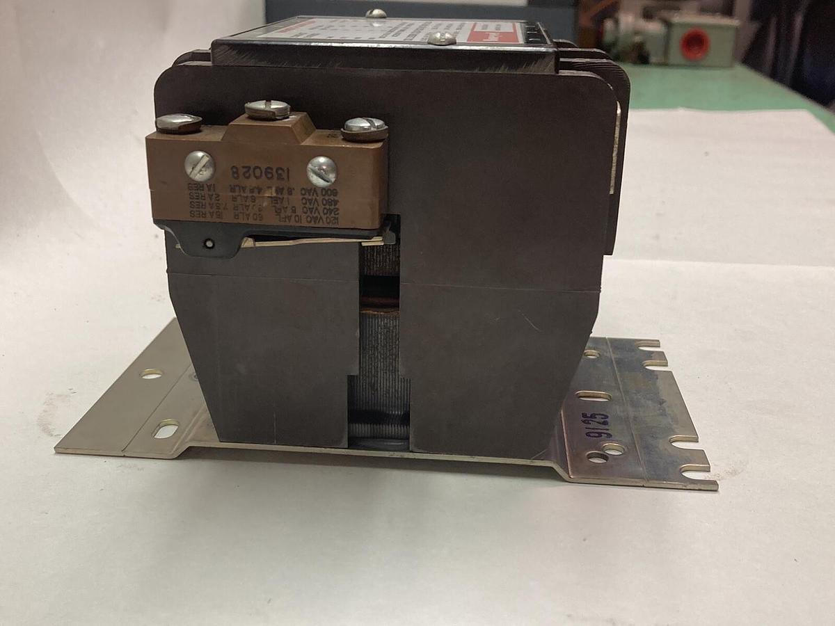 Honeywell,R8236B1038,Contactor Metal Control