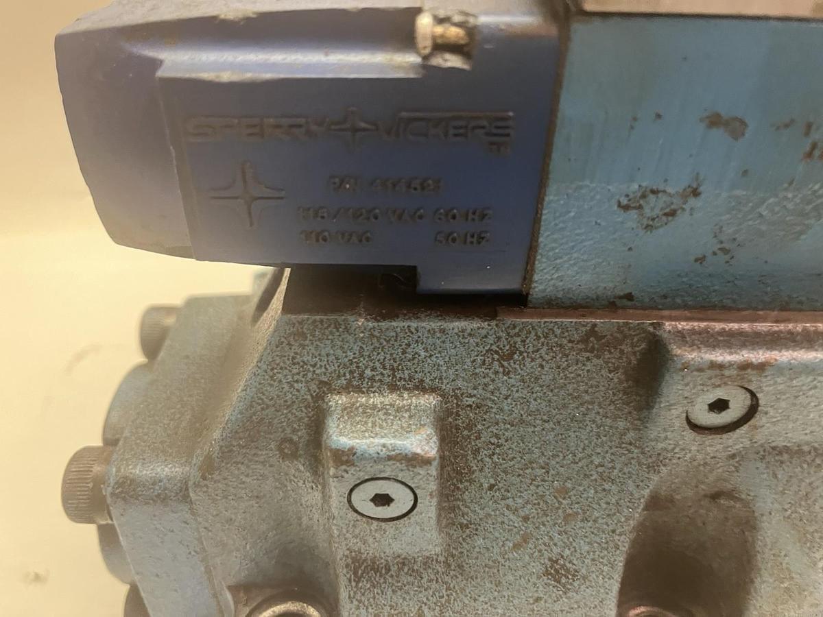 Used SPERRY VICKERS,DG5S-8-2N-WLB-11,DIRECTIONAL VALVE DGV4-3-6N-WLB-12 PILOT 120V CO