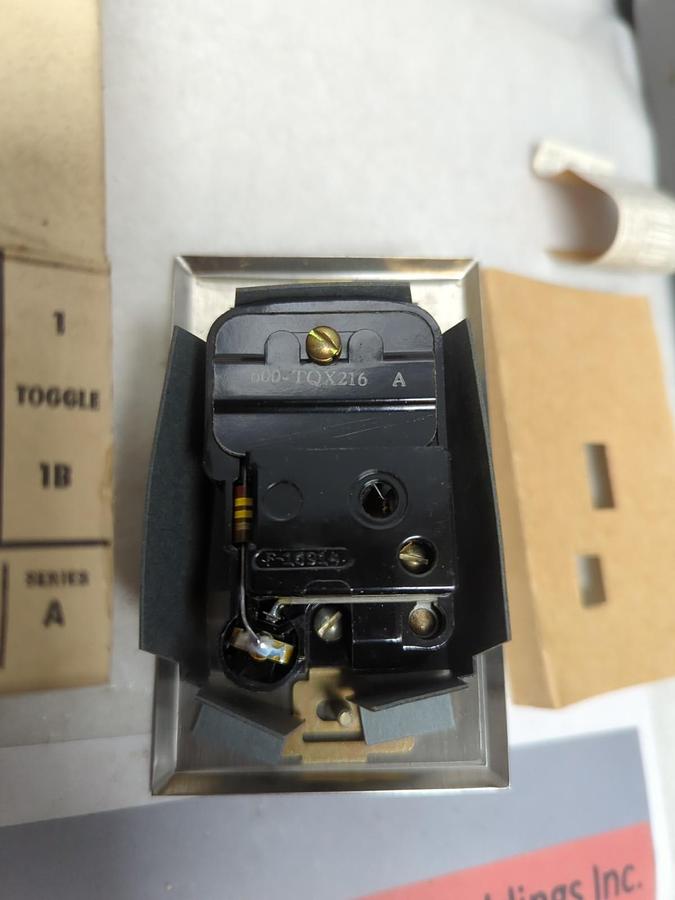 ALLEN-BRADLEY,600-TQX216,MANUAL STARTING SWITCH 1-POLE WITH NEON PILOT LIGHT NOS