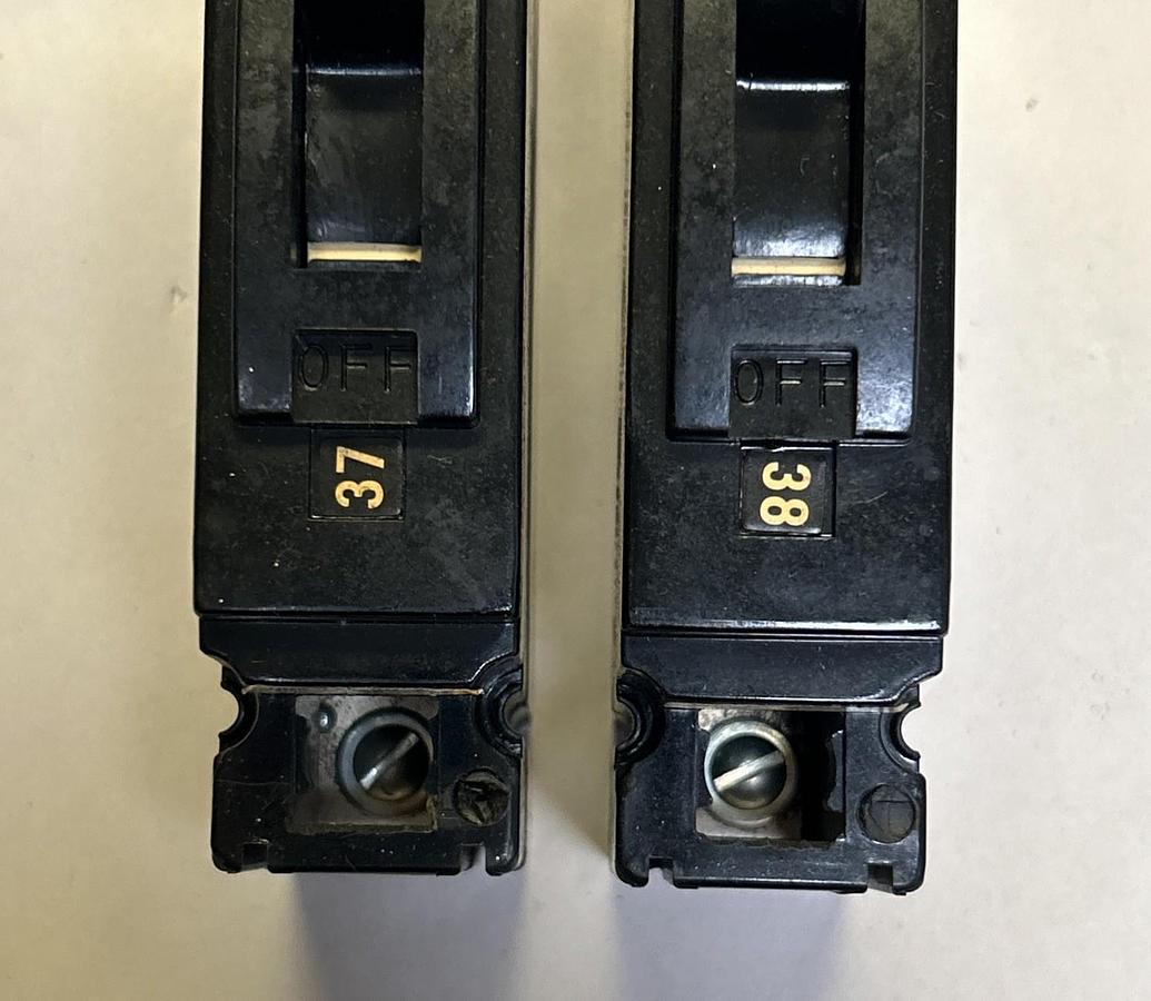 Used GENERAL ELECTRIC,TE111020,CIRCUIT BREAKER 20A 125V 1P LOT OF 2