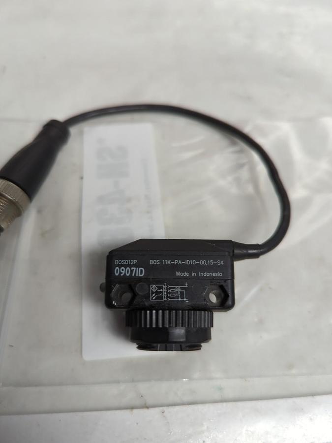Used BALLUFF,BOS 11K-PA-1D10-00-15-24,PHOTOELECTRIC SENSOR PRE-OWNED