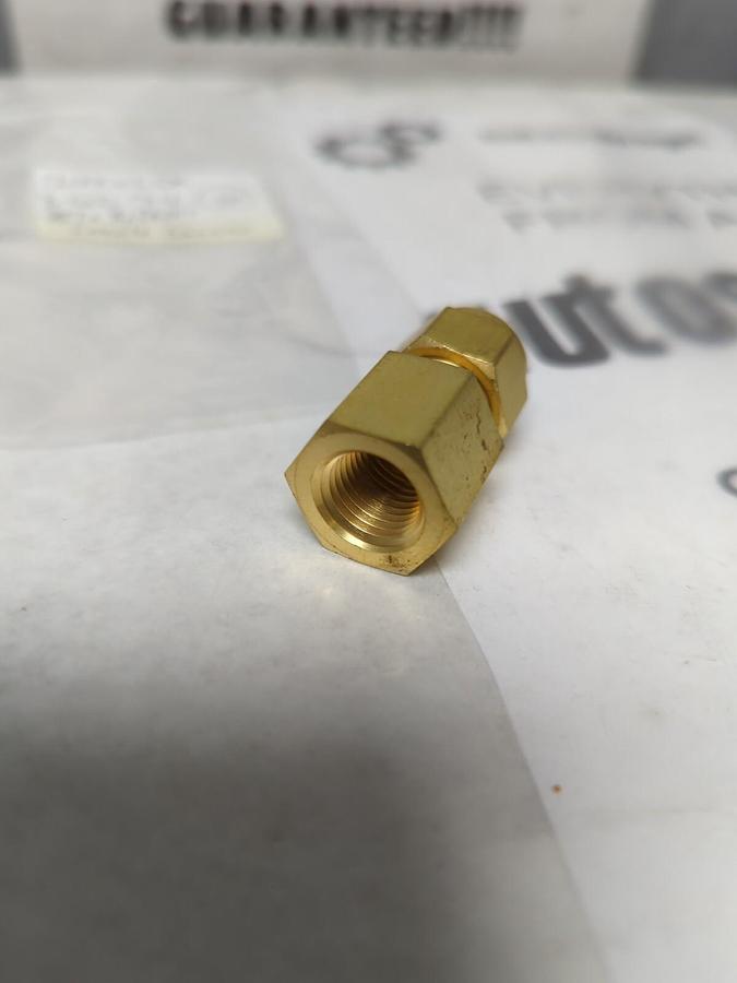 SWAGELOK,B-600-7-4,3/8TX1/4FNPT FEMALE CONNECTOR NOS