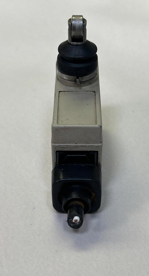 Used OMRON,ZC-N2255,ROLLER LIMIT SWITCH 250VAC 10AMP LOT OF 15