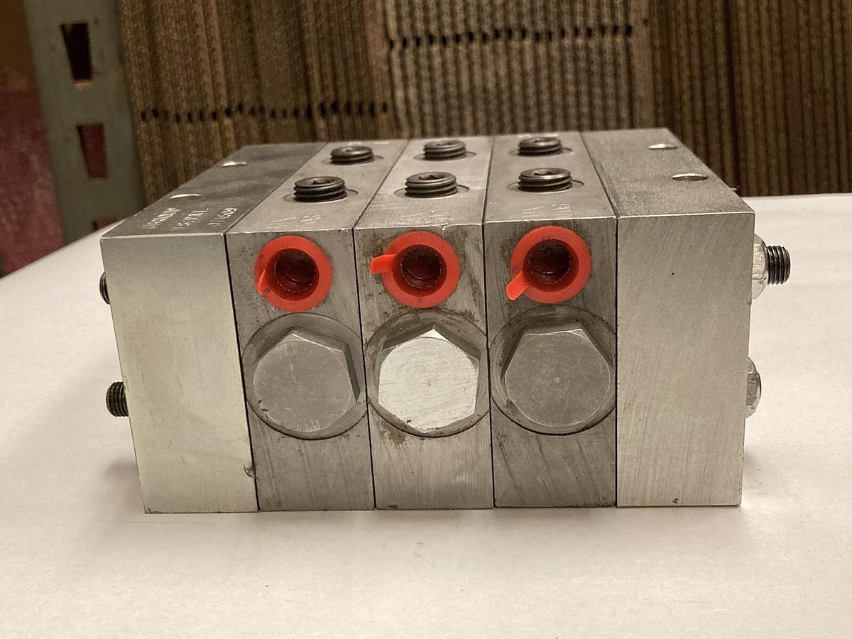 Used Graco,MXM06-25T MXC07-125T MXM06-25T Divider Valve 3074509