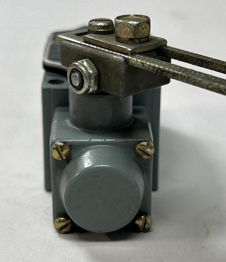 Used ALLEN BRADLEY,802T-A,OILTIGHT LIMIT SWITCH