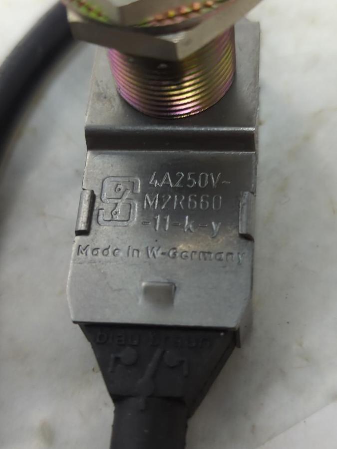 SCHMERSAL,MR2660-11-K-Y,MINIATURE SWITCH 4 AMP 250V NOS