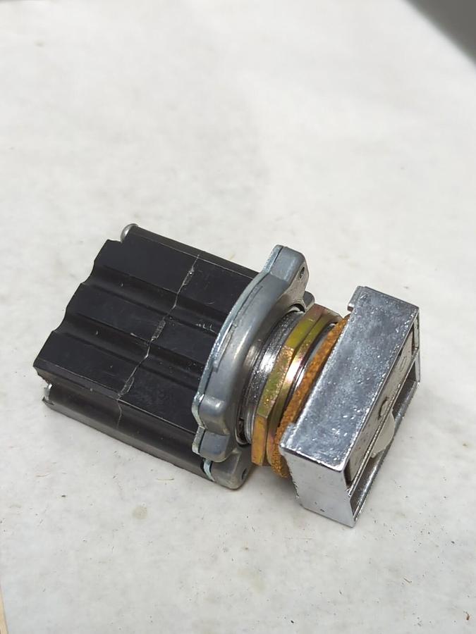 EATON CUTLER-HAMMER,E30DA,COMPACT PUSHBUTTON WITH INDICATOR LIGHT 120V 50/60HZ