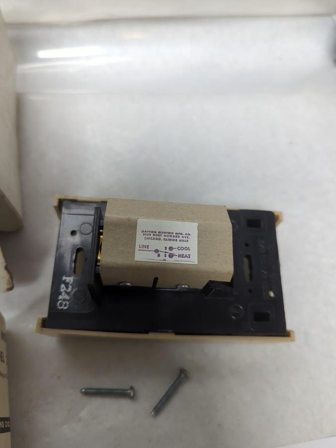 DAYTON,2E158,LINE-VOLTAGE THERMOSTAT HEATING-COOLING NOS