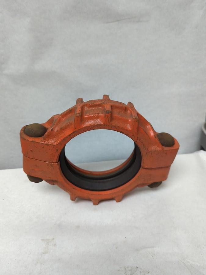 VICTAULIC,STYLE 77,4 INCH PIPE COUPLING WITH GASKET NOS