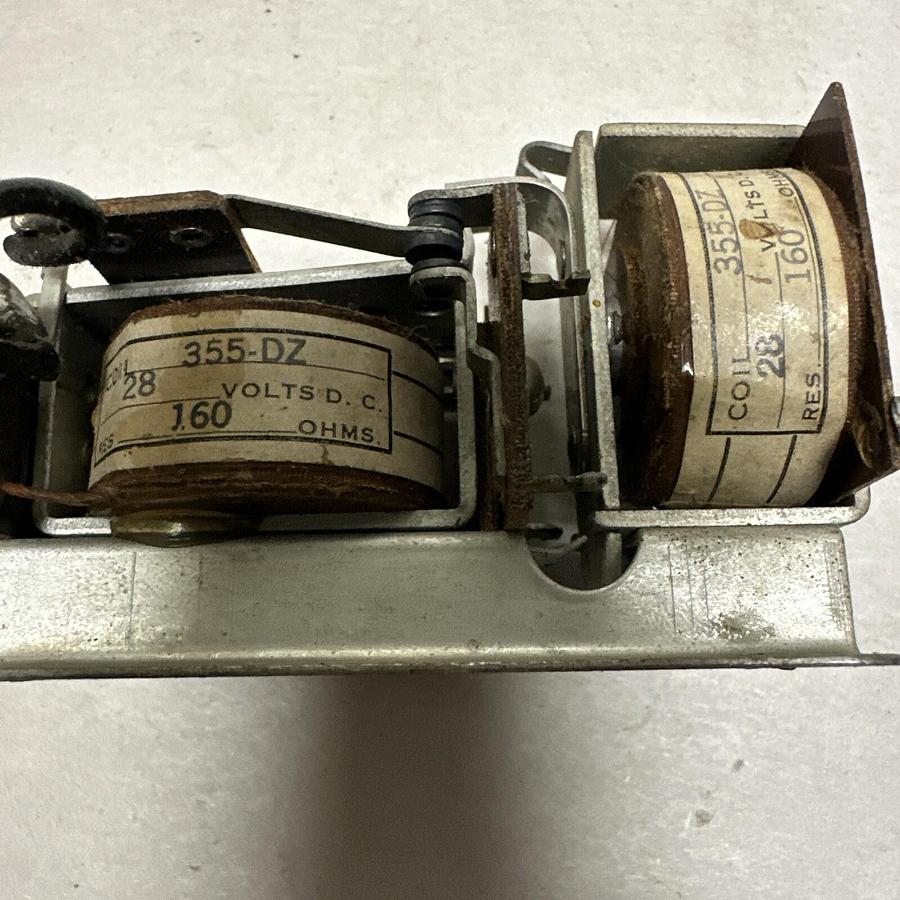 Used Leach Relay,2417,Electromagnetic Relay 28V 160 Ohm (G114)