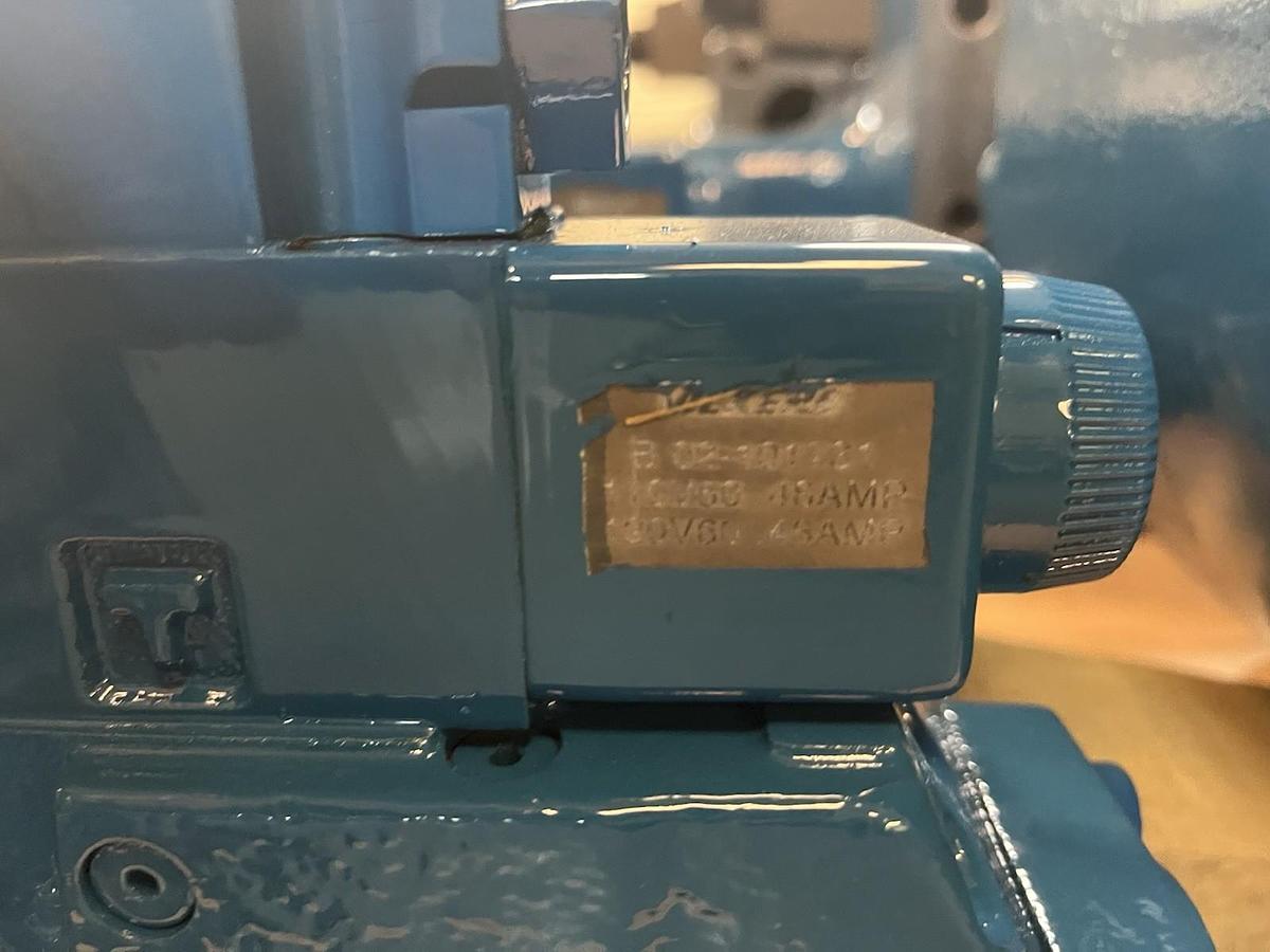 Used VICKERS,DG5S-8-2C-M-FTWL-B5-30,DIRECTIONAL VALVE DG4V-3S-6C-M-FTWL-B5-60 PILOT