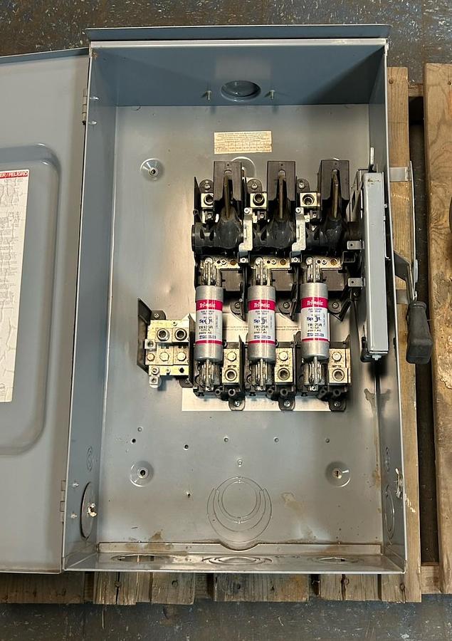 Used SQUARE D,D324NRB,FUSIBLE SAFETY DISCONNECT SWITCH 200A 240V