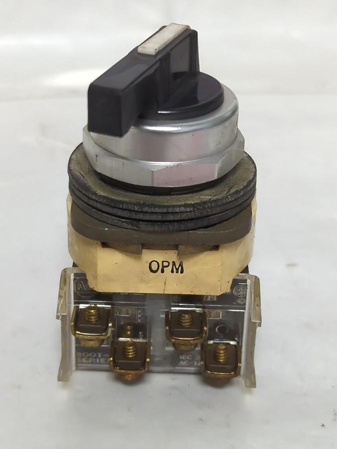 Used ALLEN BRADLEY,800T-N2KF4,SELECTOR SWITCH SERIES T PRE-OWNED