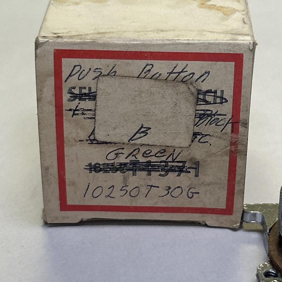 CUTLER-HAMMER,10250T30G,GREEN PUSH BUTTON NOS