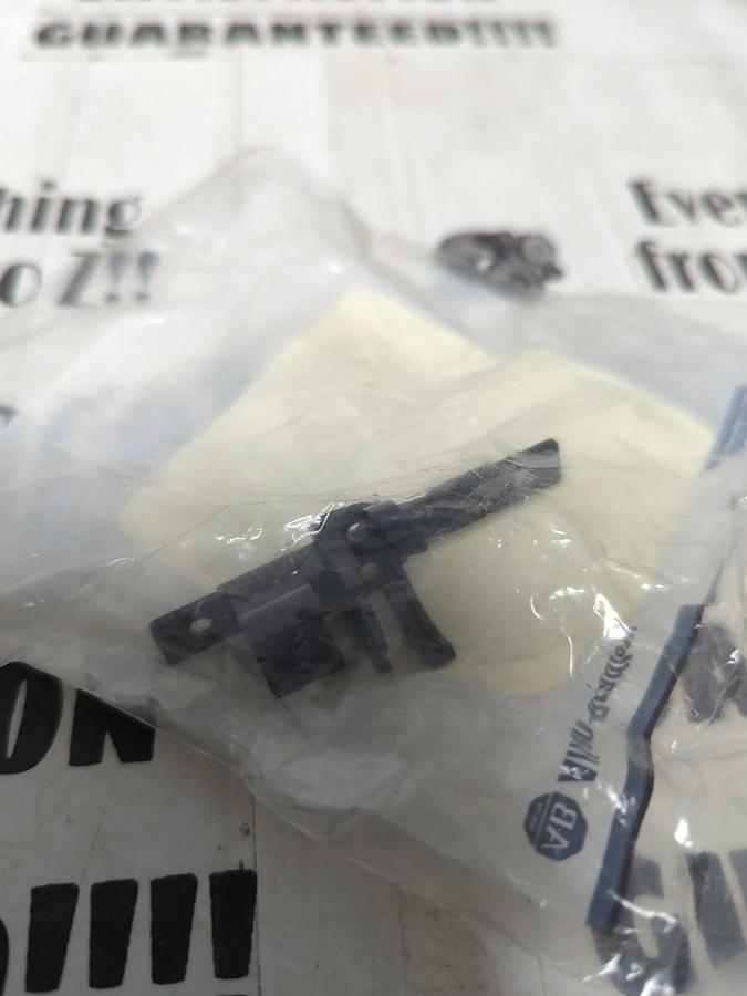 ALLEN BRADLEY,77131-107-02,LAMP BASE RENEWAL PART NEW