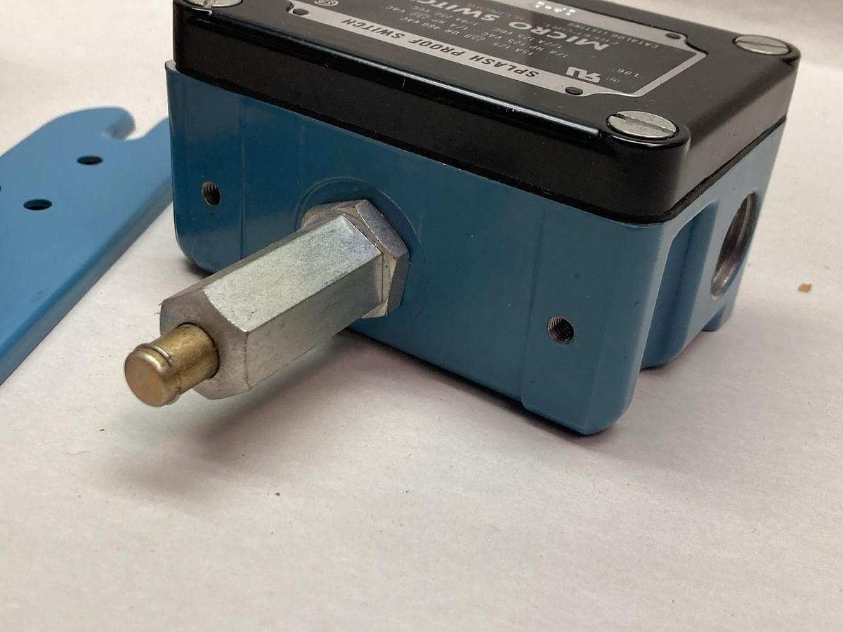 Micro Switch,OP-Q,Splash Proof Limit Switch 15A-125, 250 or 480 Vac