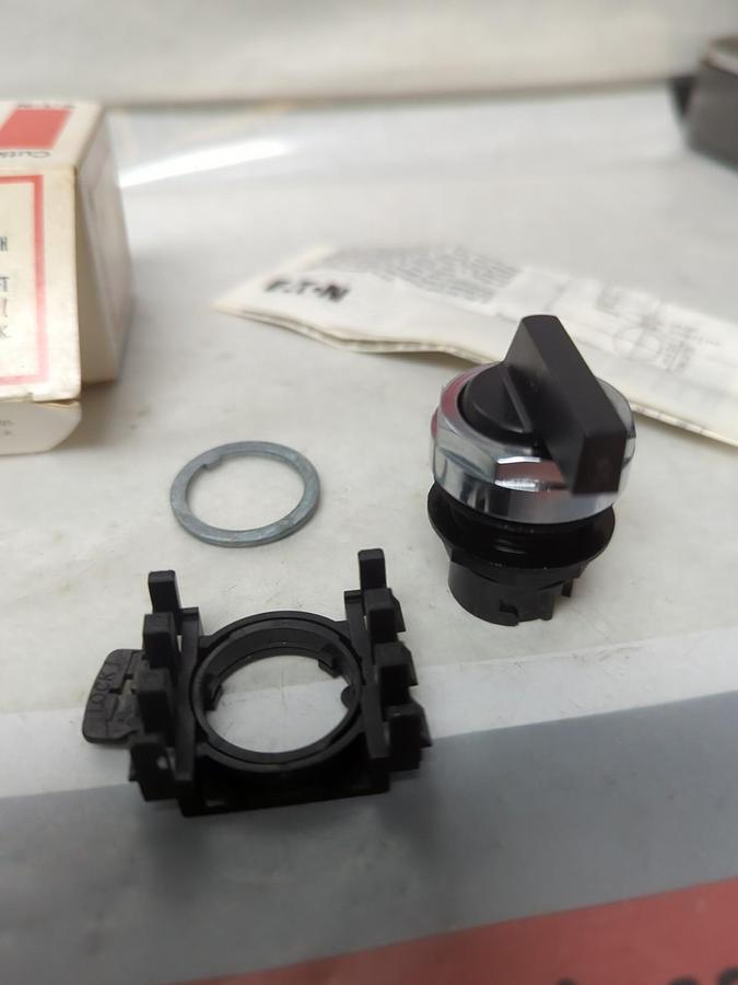 CUTLER-HAMMER,E22V K,LEVER SELECTOR SWITCH 3-POS BLACK NOS