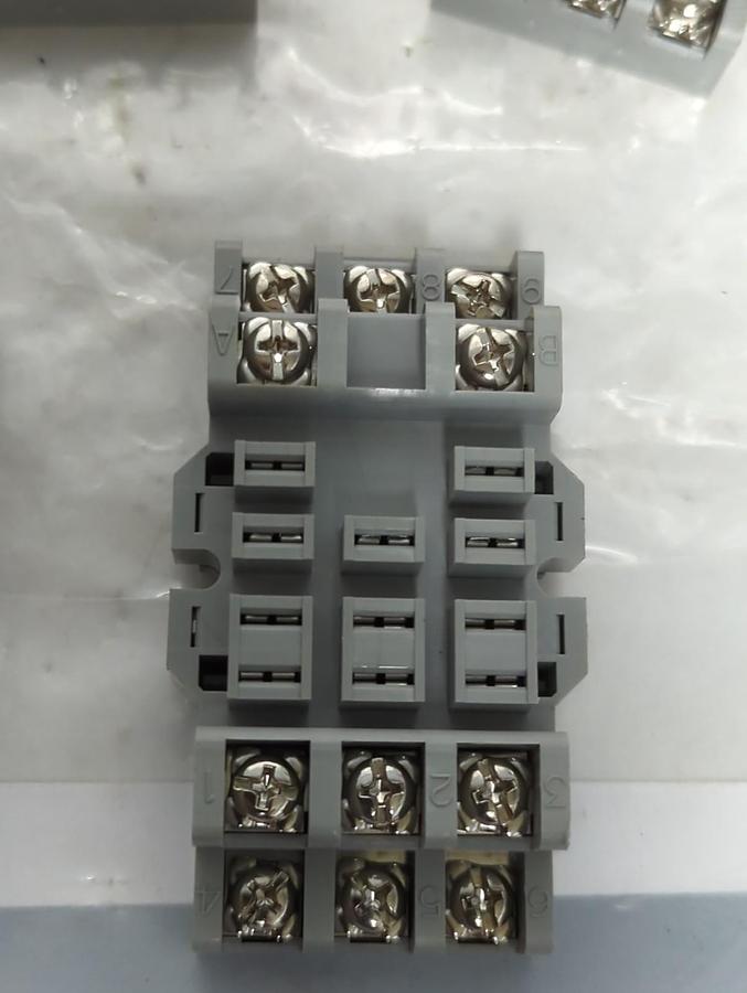 Used UNBRANDED,84913,RELAY SOCKET 10A 300V LOT OF 5 PRE-OWNED