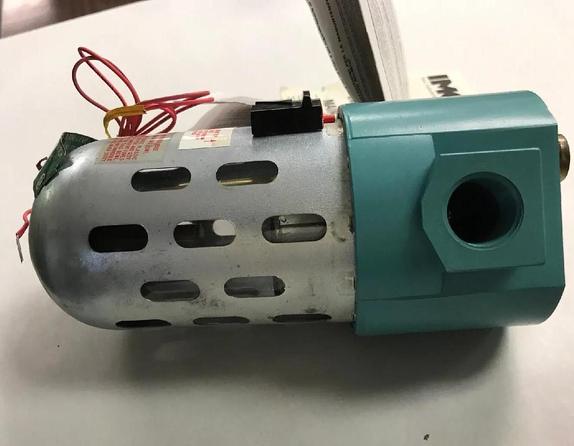 Wilkerson,L27-04-Q03 1/2 IN,Lubricator has a GEMS Series LS-1700 Level Switch