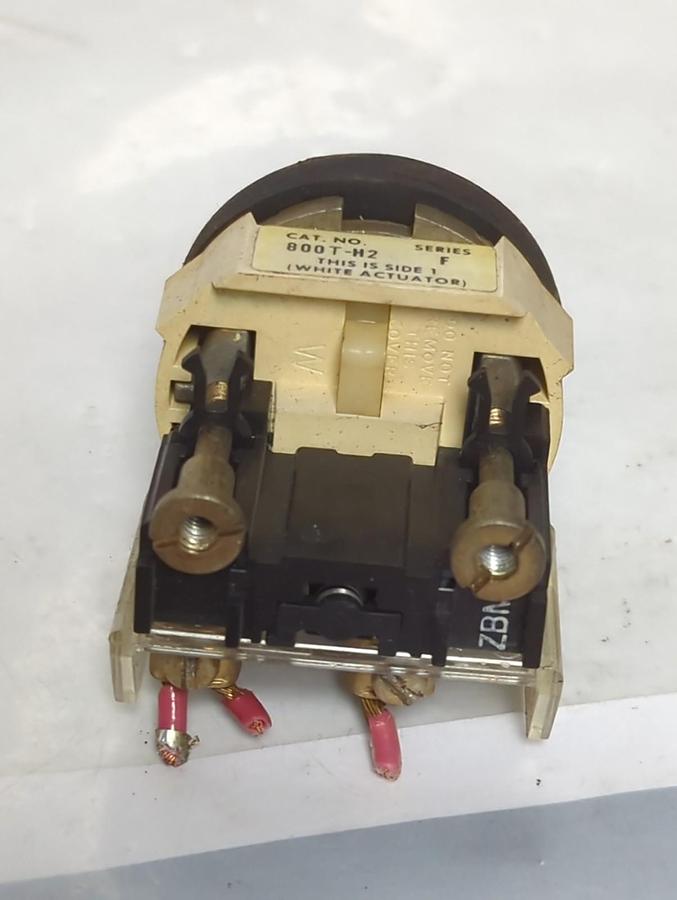 Used ALLEN BRADLEY,800-H2,SERIES F SELECTOR SWITCH PRE-OWNED