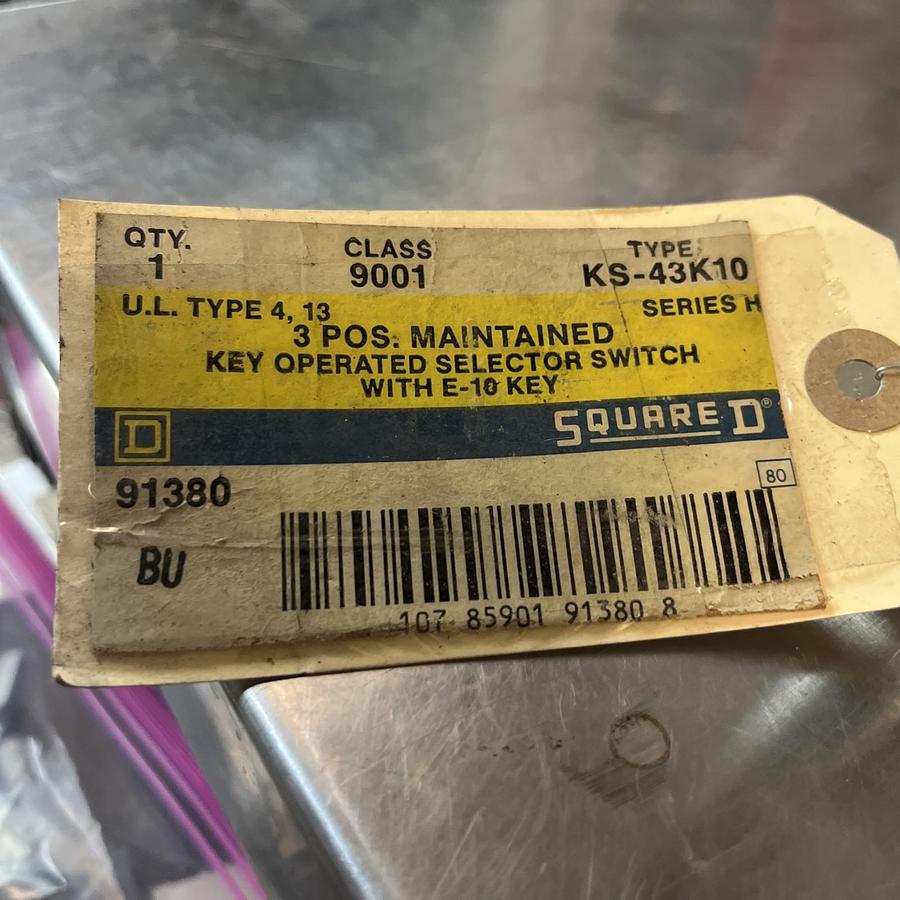 SQUARE D,9001KS43K10,3 POSITION MAINTAINED SELECTOR SWITCH WITH OLD KEYS