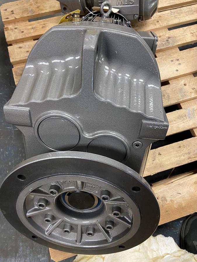 SEW Eurodrive,FAF77DRE100LC4,Gearmotor 5Hp Ratio 33.74 Torq 6018 In-Lbs 52RPM