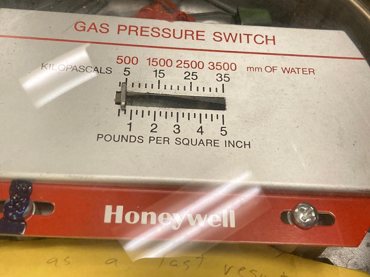 Used Honeywell,C437F-1027,Gas/LP Pressure Switch