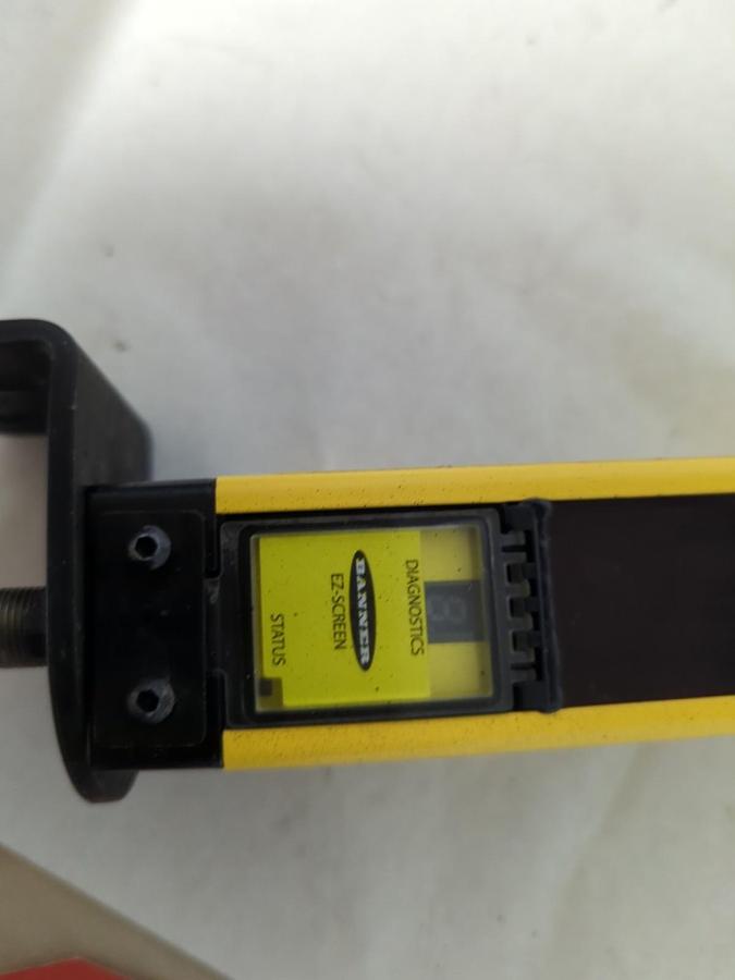 Used BANNER,SLSE30-900Q8,EZ-SCREEN LIGHT CURTAIN EMITTER PRE-OWNED