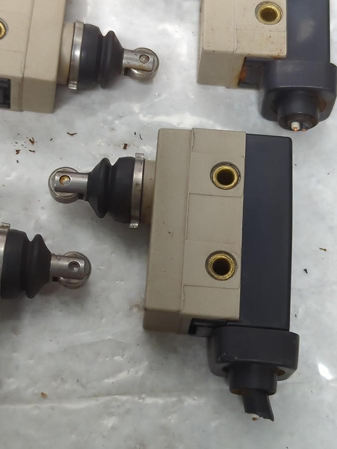 Used OMRON,ZC-N2255,ROLLER LIMIT SWITCH 250VAC 10AMP LOT OF 16 PRE-OWNED