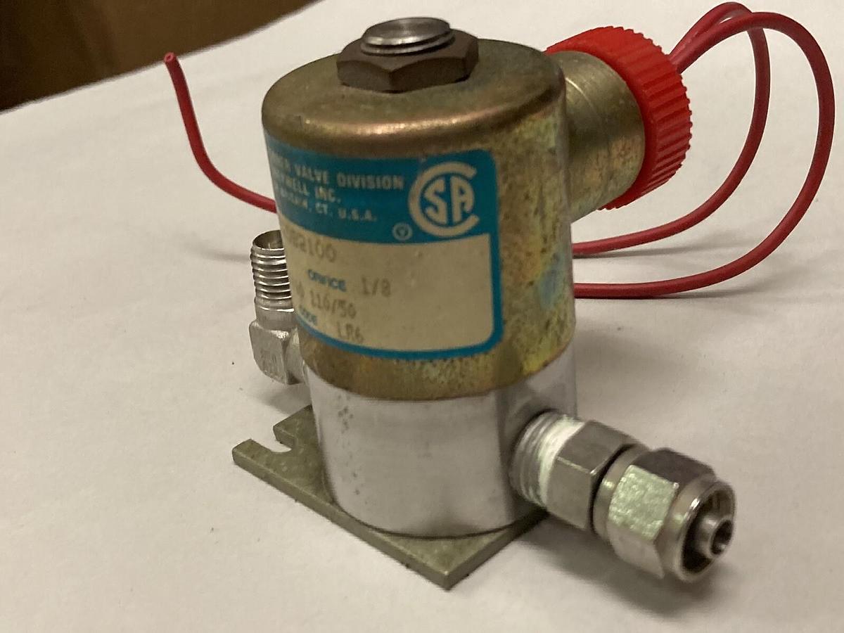 Used Skinner,V52DB2100,Solenoid Valve 11W 100PSI