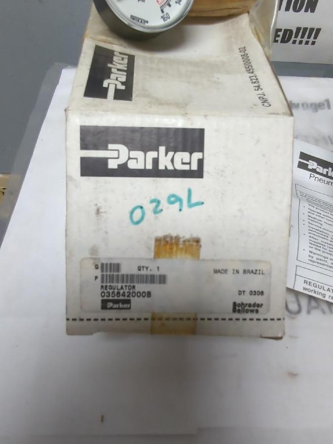 PARKER,035642000B 96905,PRESSURE REGULATOR w/ WIKA GAUGE 5-125 PSIG