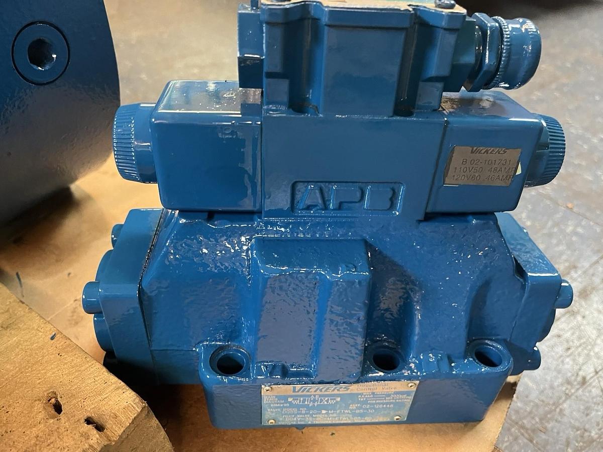 Used VICKERS,DG5S-8-2C-M-FTWL-B5-30,DIRECTIONAL VALVE DG4V-3S-6C-M-FTWL-B5-60 PILOT