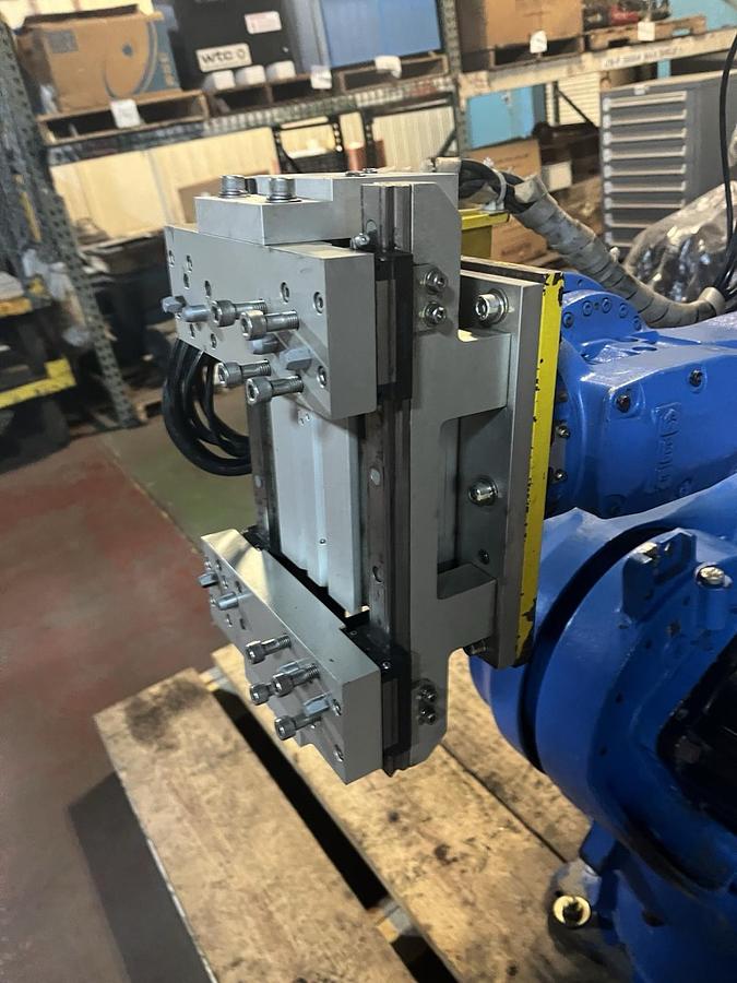 Used YASKAWA,MH80,MOTOMAN ROBOT WITH DX100 CONTROLLER