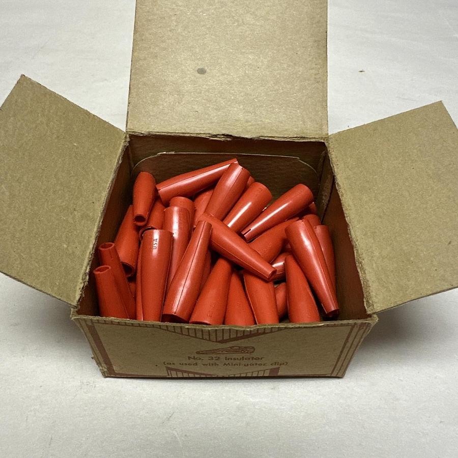 Used Mueller Electric,#32,Vinyl Insulator Box of 50